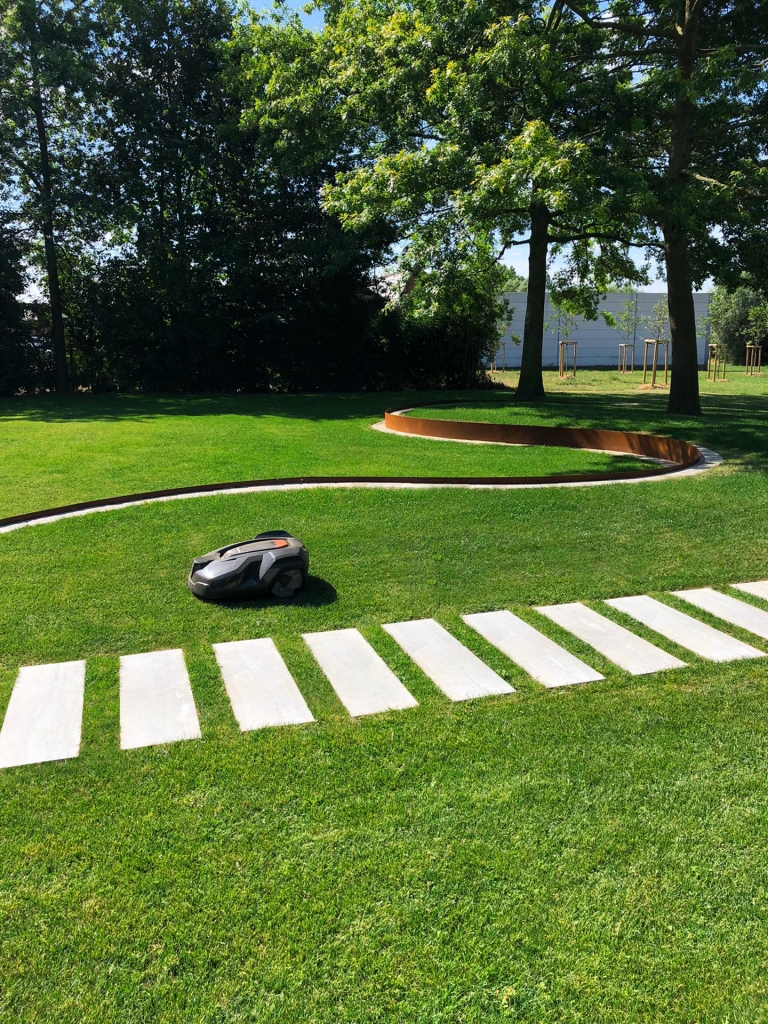 Landelijke tuin met niveau uitgewerkt in cortenstaal