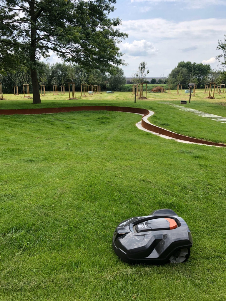 Landelijke tuin met niveau uitgewerkt in cortenstaal