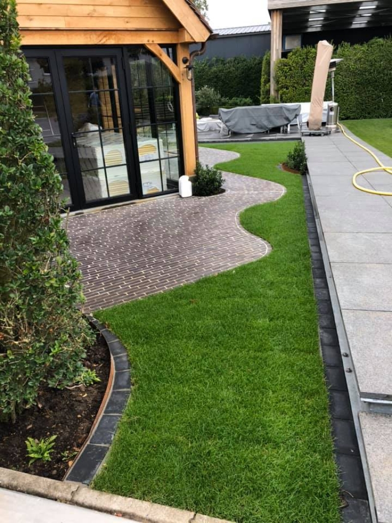 Aanleg rond poolhouse met Eros kleiklinkers